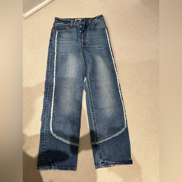 Unique stitching Levi’s - Picture 4 of 4